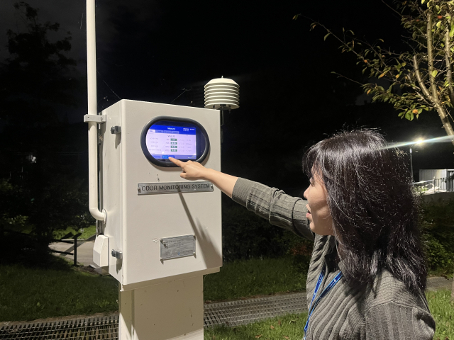 서구청 관계자가 고정형 측정기를 가리키고 있다. 이날 코로는 악취가 감지됐지만 측정기는 정상 수치를 나타냈다. 정두나 기자