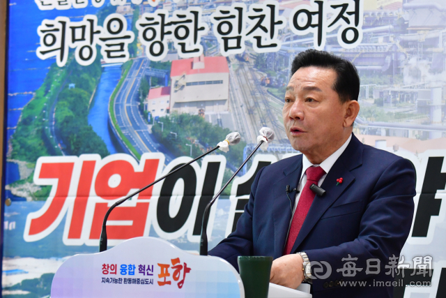 공원식 전 경북도 정무부지사가 10일 포항시청에서 시장 출마 선언 기자회견을 갖고 자신의 정책 방향을 발표하고 있다. 신동우 기자