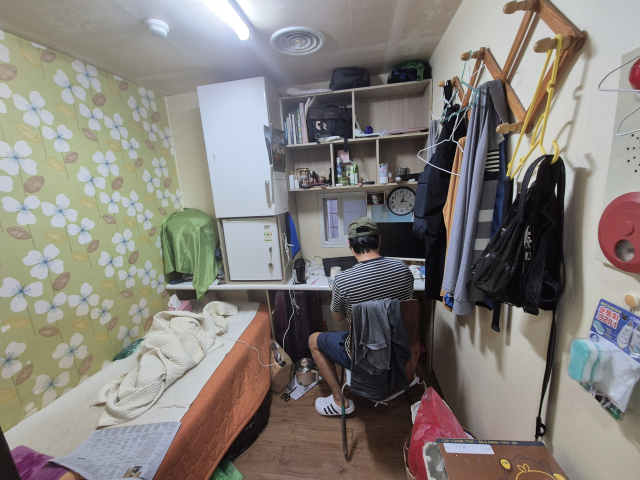 고시원 총무 박지훈 씨의 방. 지훈 씨는 1평 남짓한 방에서 하루 대부분을 보낸다. 신중언 기자