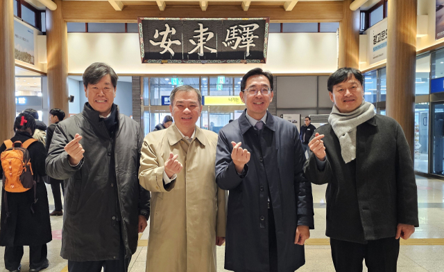 주한 타이페이대표부 치우가오웨이(왼쪽 두번째) 대표는 10일 안동을 찾아 하회마을 등을 둘러보고, 권기창 안동시장을 만나 안동과 타이페이 도시간 교류협력 방안에 대해 논의했다. 대한민국여행 엑스포 조직위원장으로 인연을 맺고 이날 안동 방문을 성사시킨 김의승(맨 왼쪽) 전 서울시 행정1부시장이 안동역에서 치우 대표를 마중했다. 엄재진 기자