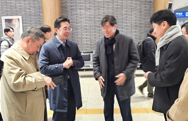 주한 타이페이대표부 치우가오웨이(맨 왼쪽) 대표는 10일 안동을 찾아 하회마을 등을 둘러보고, 권기창 안동시장을 만나 안동과 타이페이 도시간 교류협력 방안에 대해 논의했다. 대한민국여행 엑스포 조직위원장으로 인연을 맺고 이날 안동 방문을 성사시킨 김의승 전 서울시 행정1부시장이 안동역에서 치우 대표를 마중했다. 엄재진 기자