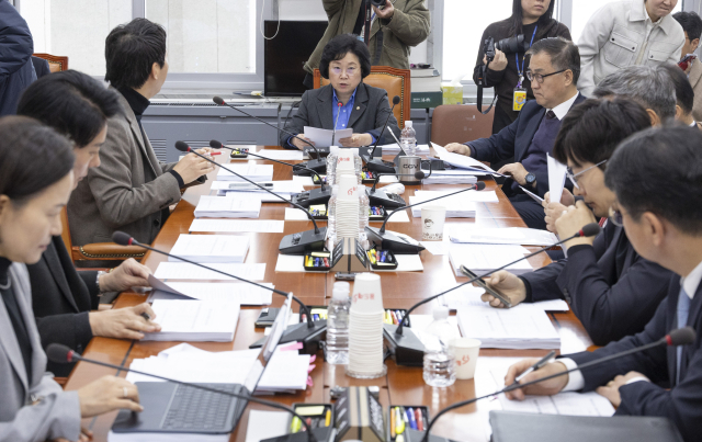 국회 과학기술정보방송통신위원회 정보통신방송법안심사소위원회 김현 위원장이 10일 국회에서 소위 회의를 개회한 뒤 처리 안건을 설명하고 있다. 연합뉴스