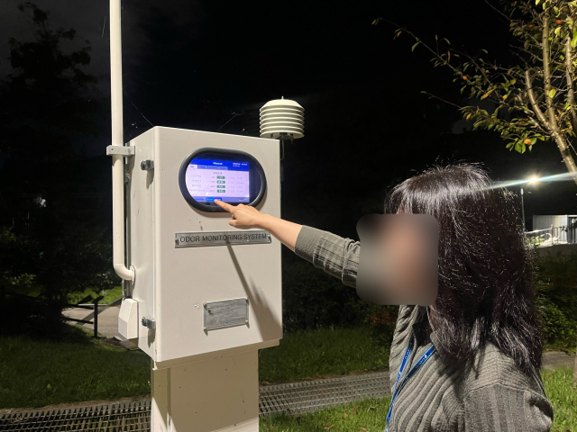 서구청 관계자가 상리사업소에 설치된 고정형 측정기를 가리키고 있다. 이날 코로는 악취가 감지됐지만 측정기는 정상 수치를 나타냈다. 정두나 기자