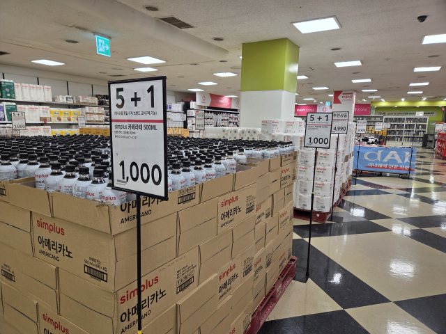 10일 오전 대구의 한 홈플러스 지점은 행사용 매대 상당 부분을 PB(자체 브랜드) 상품으로 채워둔 상태였다. 정은빈 기자