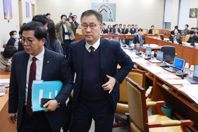 10일 국회에서 과학기술정보방송통신위원회 전체회의가 진행되는 가운데 야당 간사인 국민의힘 최형두 의원을 비롯한 의원들이 퇴장하고 있다. 연합뉴스