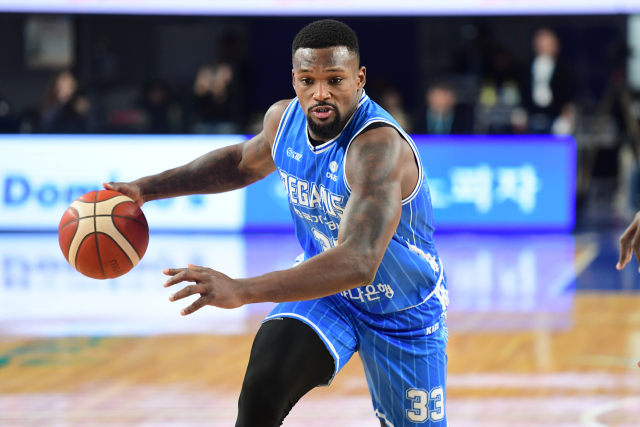 드리블하는 닉 퍼킨스. KBL 제공