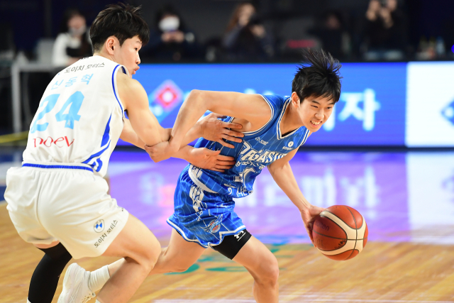 10일 대구체육관에서 열린 프로농구 가스공사와 삼성과의 경기에서 양우혁(오른쪽)이 삼성의 신동혁의 수비를 뚫고 공격을 시도하고 있다. KBL 제공.