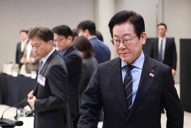 이재명 대통령이 10일 용산 대통령실에서 열린 AI 시대의 K-반도체 비전과 육성전략 보고회에 입장하고 있다. 연합뉴스