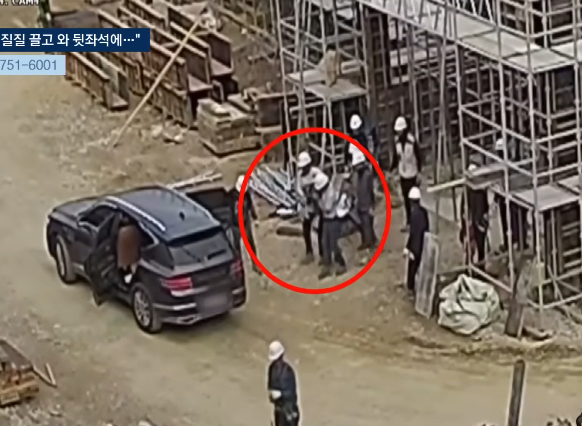 60대 일용직 노동자가 공사 현장에서 6m 아래로 추락해 크게 다쳤지만, 공사업체 측은 119에 신고하지 않고 승용차로 병원에 이송한 것으로 확인됐다. JTBC