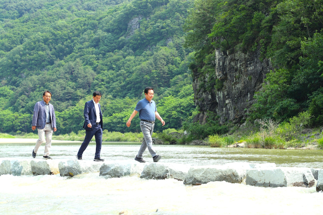 퇴계예던길인 맹개마을 가는길에 놓인 징검다리. 안동시 제공