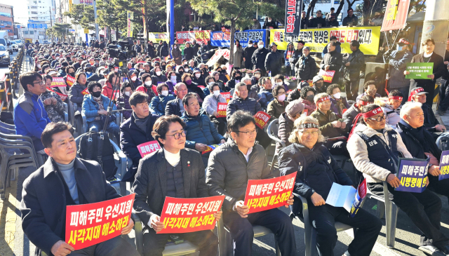 안동을 비롯해 5개 시군 산불피해지역 주민대책위은 최근 안동시청 앞에서 산불특별법 시행령에 주민들이 목소리를 담아 줄 것을 요구하는 집회를 열었다. 엄재진 기자