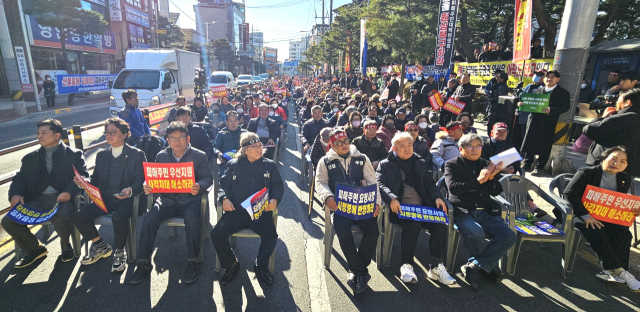 안동을 비롯해 5개 시군 산불피해지역 주민대책위은 최근 안동시청 앞에서 산불특별법 시행령에 주민들이 목소리를 담아 줄 것을 요구하는 집회를 열었다. 엄재진 기자