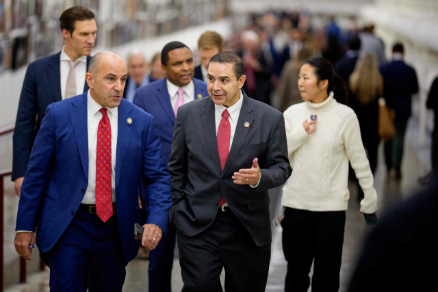 10일(현지시간) 헨리 쿠엘라 연방 하원의원(가운데)과 지미 파네타 연방 하원의원(왼쪽)이 연례 국방수권법(NDAA) 표결을 위해 국회의사당에 들어서고 있는 모습. AFP 연합뉴스