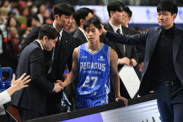 대구 한국가스공사 페가수스의 양우혁이 지난 6일 안양 정관장 레드부스터스와의 경기 도중 벤치로 물러나자 강혁 감독(오른쪽)이 머리를 쓰다듬어주며 격려하고 있다. KBL 제공