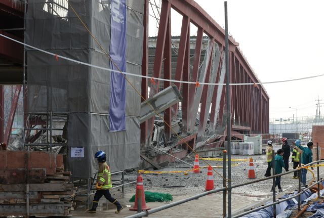 11일 광주 서구 광주대표도서관 공사현장에서 철골 구조물이 붕괴돼 있다. 연합뉴스