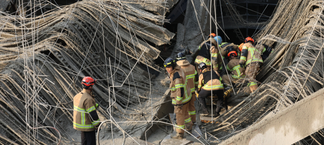 광주도서관 공사 현장 붕괴…작업자 4명 매몰 1명 심정지