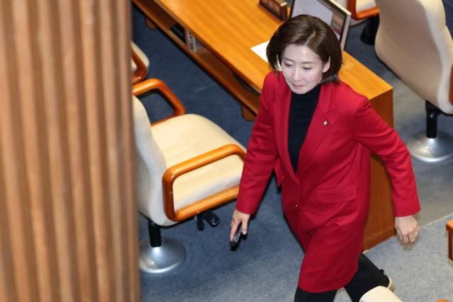 국민의힘 나경원 의원이 11일 국회에서 열린 12월 임시국회 1차 본회의에서 곽규택 의원의 무제한 토론(필리버스터)이 시작되자 본회의장을 나서고 있다. 연합뉴스