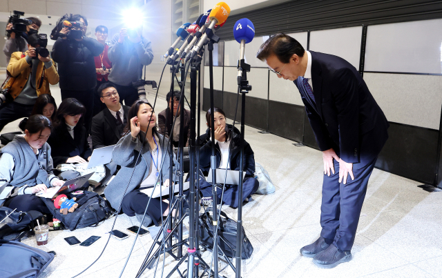 정부 첫 장관 낙마…'후원설' 이어지면 내각 총사퇴 불가피