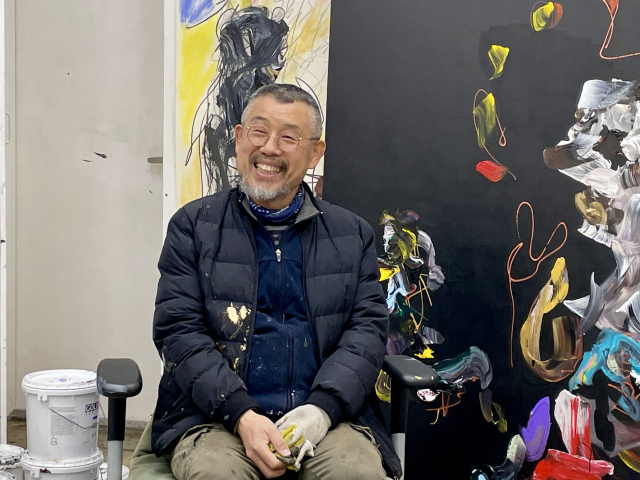 최근 청도 동제미술관 작업실에서 만난 길후 작가가 환하게 웃고 있다. 이연정 기자