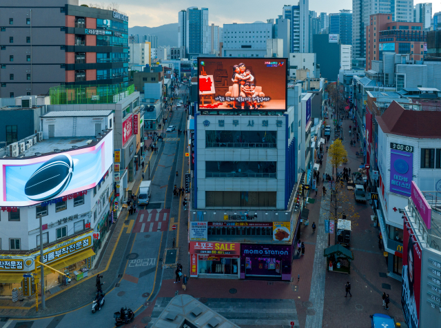11일 대구 동성로 모습. 동성로 관광특구 내에 옥외광고물이 허용되면 동성로는 뉴욕의 타임스퀘어처럼 각종 디지털 전광판 설치가 가능해져 야간 경관이나 상권 분위기가 크게 달라질 전망이다. 우태욱 기자 woo@imaeil.com