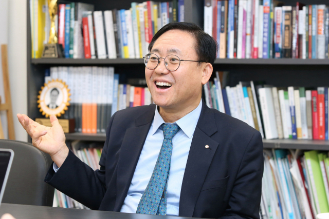 김대종 세종대 경제학부 교수가 10일 세종대 집현관에서 매일신문과 인터뷰하고 있다. 이무성 객원기자