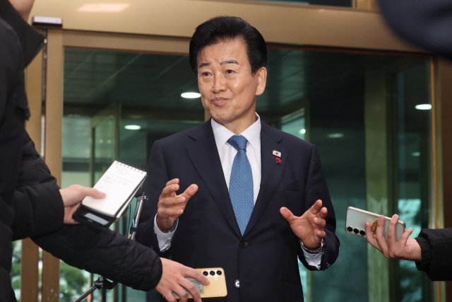 정동영 통일부 장관이 11일 서울 종로구 정부서울청사로 들어서며 통일교 금품수수 의혹에 대해 입장을 밝히고 있다. 정 장관은 윤영호 전 통일교 세계본부장을 10분간 한 차례 만났을 뿐이라며, 윤 전 본부장이 특검에서 진술한 금품 제공 정치인에 자신이 포함됐다는 보도는 허위라고 이날 주장했다. 연합뉴스