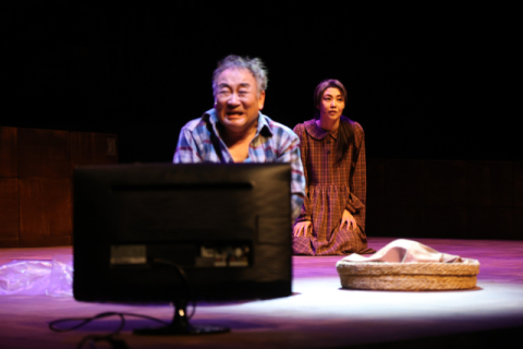 [김건표의 연극리뷰] 윤미현 작, 박장렬 연출 포항에서 <광주리를 이고 나가시네요, 또> 