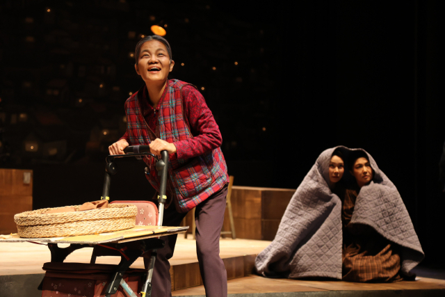 광주리를 이고 나가시네요, 또. 포항시립극단 제공.