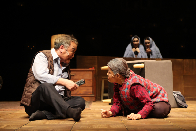 광주리를 이고 나가시네요, 또. 포항시립극단 제공.