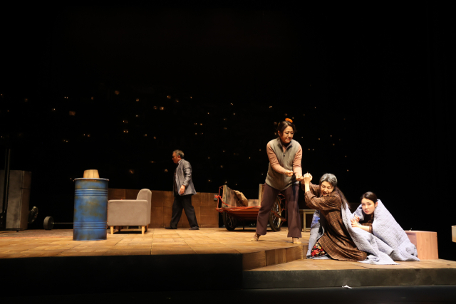 광주리를 이고 나가시네요, 또. 포항시립극단 제공.