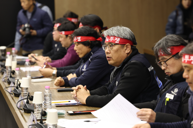 김태균 민주노총 공공운수노조 서울교통공사노조위원장이 11일 서울 성동구 서울교통공사 본사에서 열린 서울지하철 노사 임금교섭 본회의에 참석해 있다. 연합뉴스