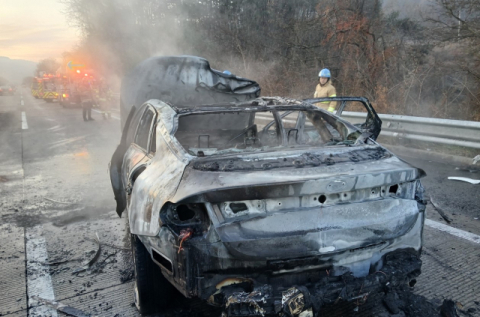 중앙고속도로 의성군 안평면에서 K5 승용차가 덤프트럭을 추돌해 화재 발생, 50대 다쳐