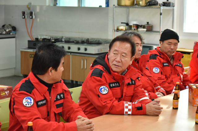 박현국 봉화군수가 산불대응센터를 직접 찾아 진화대원들을 격려하고 대응체계를 꼼꼼히 점검하며 