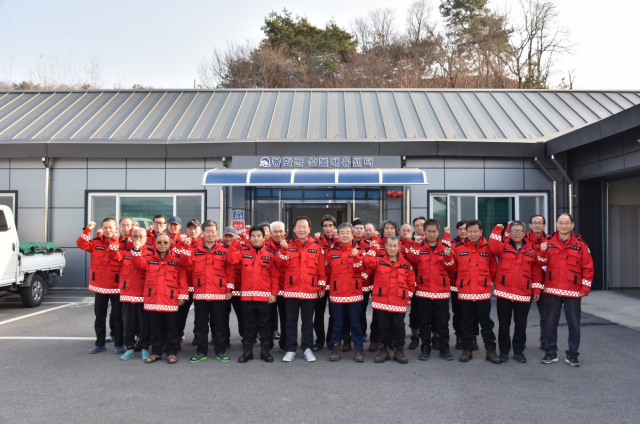 박현국 봉화군수가 산불대응센터를 직접 찾아 진화대원들을 격려하고 대응체계를 꼼꼼히 점검하며 