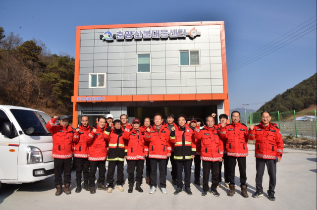 박현국 봉화군수가 산불대응센터를 직접 찾아 진화대원들을 격려하고 대응체계를 꼼꼼히 점검하며 