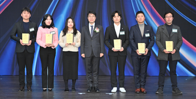 김익현 한성젠텍 대표(오른쪽 두번째)가 11일 호텔인터불고에서 열린 제62회 무역이 날 행사에서 대구시장 표창 수상 후 기념촬영을 하고 있다. 대구시 제공