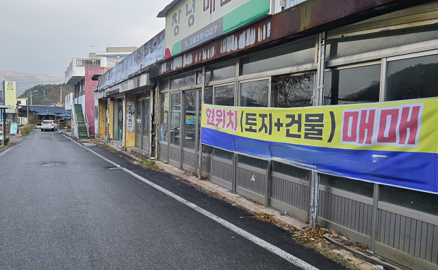 대구에서 유일한 국보인 팔공산 석굴암의 관광을 활성화하고자 급행버스를 정차해달라는 주민들의 요구가 이어지고 있다. 공영주차장에서 팔공산 석굴암 진입로에 위치한 폐업 점포. 장성현 기자