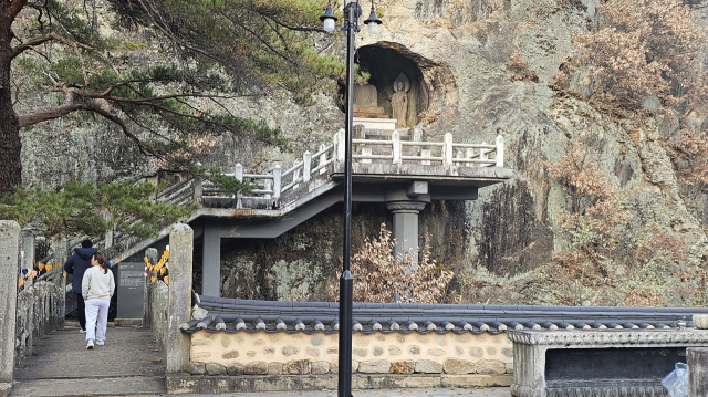 대구시 군위군 부계면 팔공산 석굴암에 위치한 군위아미타여래삼존석굴. 장성현 기자