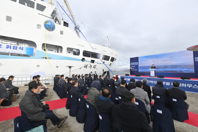 임종식 경북교육감이 12일 부산해양경찰서 전용부두에서 열린 수산계고 공동실습선 해누리호 취항식에 참석해 축사를 하고 있다. 경북교육청 제공
