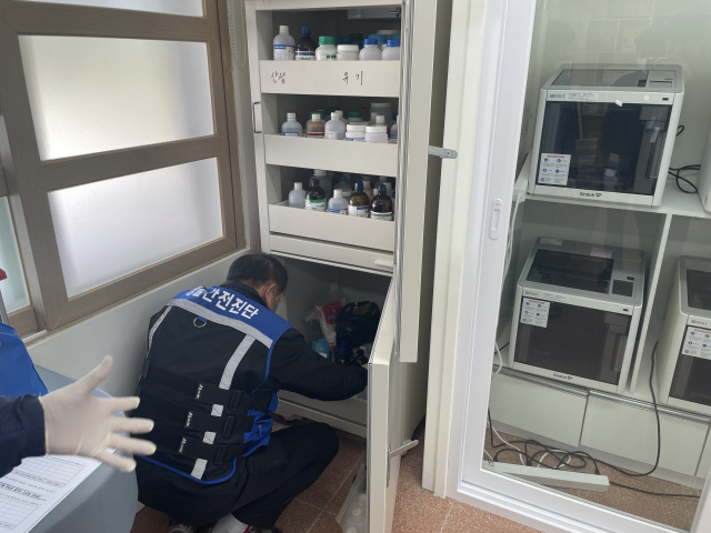 경북교육청은 경북지역 학교 921개교를 대상으로 과학실험실 안전점검을 시행하고 안전 인프라를 강화했다. 사진은 안점 점검 모습. 경북교육청 제공