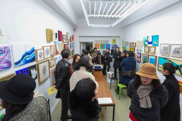 A4 크기의 개성 넘치는 작품 한가득…'함께 하는 A4展'