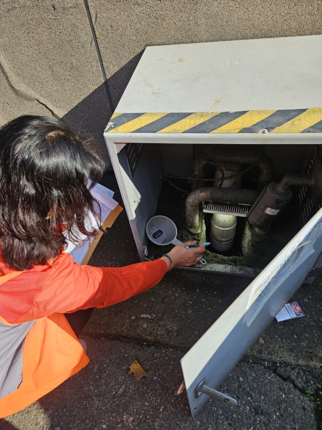 부산 사상구 학장동 학마을공동체 회원이 사상공단 업체 시설 점검을 하고 있는 모습. 정두나 기자