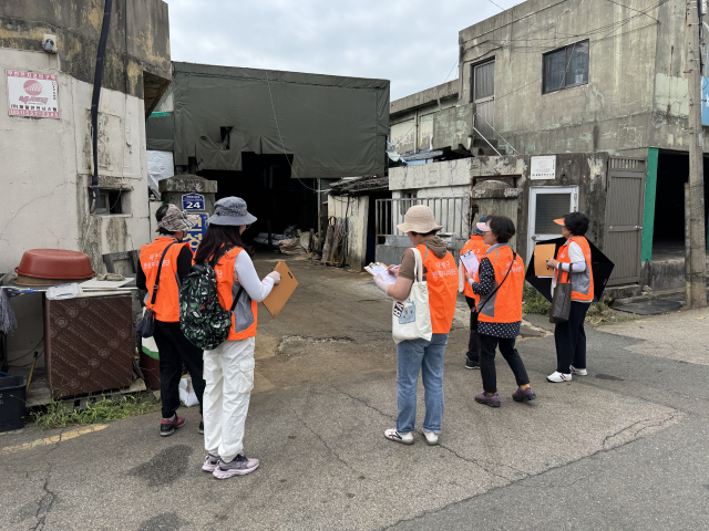 부산 사상구 학장동 학마을공동체 회원들 모습. 회원들은 사상구청 환경모니터링센터 소속으로 악취 관리 활동을 하고 있다. 정두나 기자