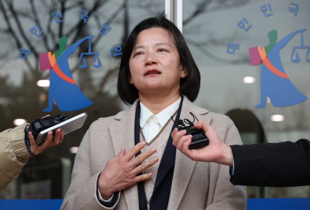 대검검사급(검사장) 보직에 있던 정유미 법무연수원 연구위원이 고검검사급(차장·부장검사) 보직인 대전고검 검사로 강등 발령난 것과 관련해 정성호 법무부 장관을 상대로 인사명령 처분 취소 청구 소송을 제기하기 위해 12일 서울 서초구 서울행정법원에 도착해 취재진 질문에 답하고 있다. 연합뉴스