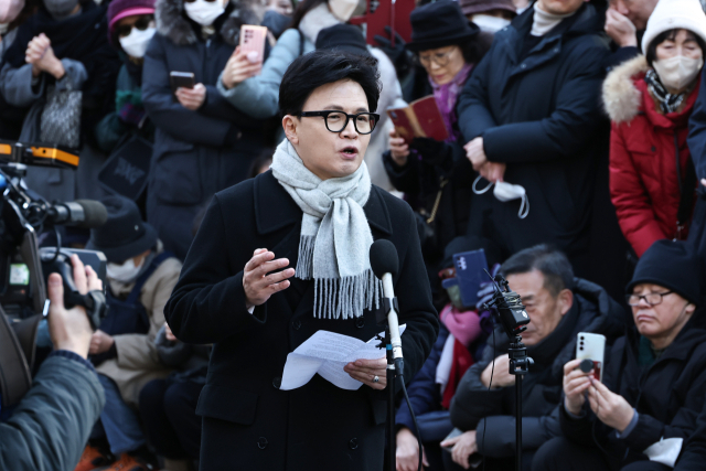 국민의힘 한동훈 전 대표가 지난 12월 3일 서울 여의도 국회도서관 앞 쪽문에서 12·3 비상계엄 1주년 관련 기자회견을 하고 있다. 연합뉴스