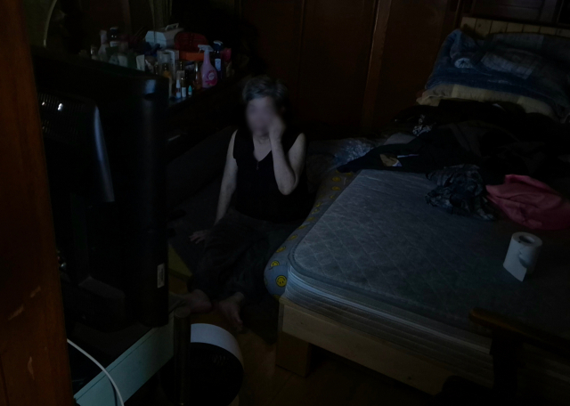 지난 8월 대구 달서구 송현1동의 한 다세대주택에서 만난 장화자(77) 씨. 요양보호사가 방문하지 않으면, 그는 혼자 TV를 보며 대부분의 시간을 보낸다. 윤수진 기자