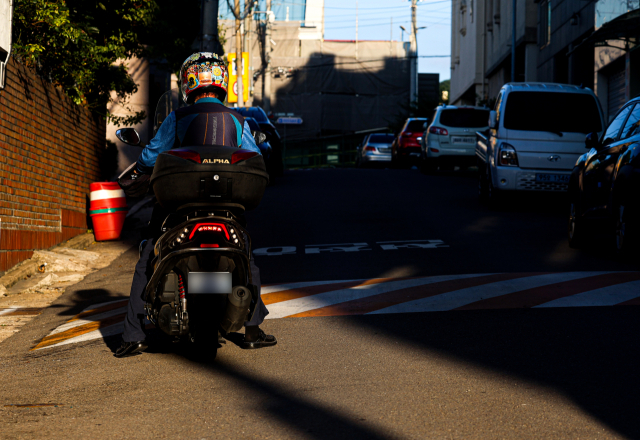 진호 씨는 카카오프렌즈 캐릭터 스티커가 덕지덕지 붙은 헬멧을 쓰고 오토바이를 탄다. 안성완 기자 asw0727@imaeil.com