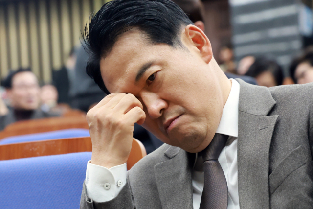 국민의힘 장동혁 대표가 11일 국회에서 12월 임시국회 1차 본회의를 앞두고 열린 의원총회에 참석해 우재준 청년최고위원과 대화하며 눈가를 만지고 있다. 연합뉴스