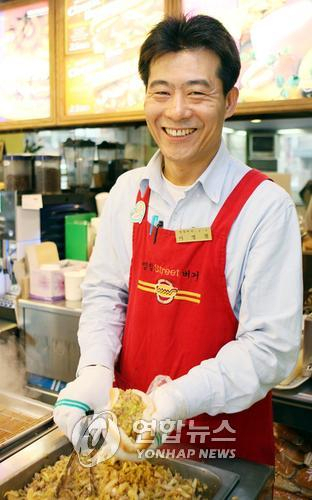 경영난에도 1000원 고집…고대 명물 '영철버거' 이영철 대표 별세