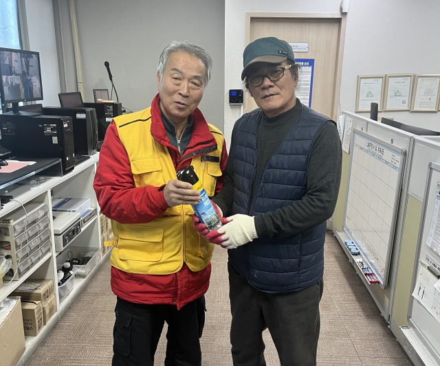 중부내륙 하행선 문경주유소 관계자가 눈길 주행 시 타이어 미끄러짐을 방지할 수 있는 차량용 스프레이 체인을 이용객에게 전달하고 있다. 문경주유소 제공